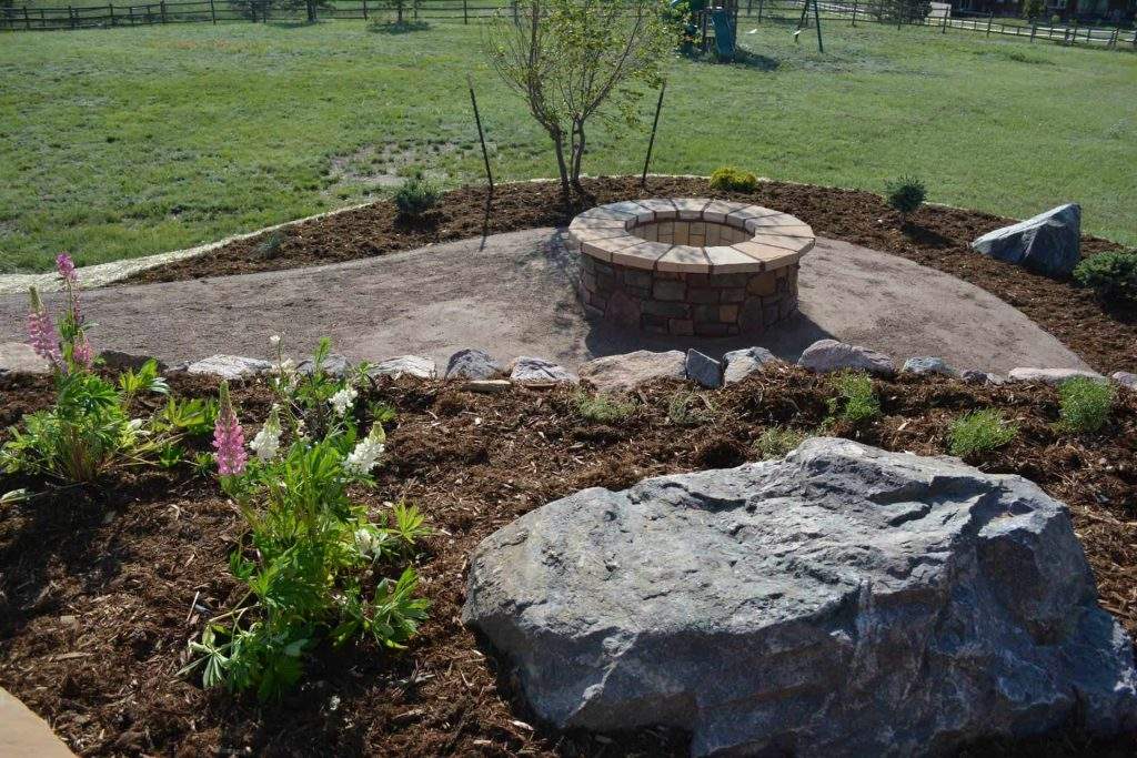 prepare your yard for spring by adding mulch