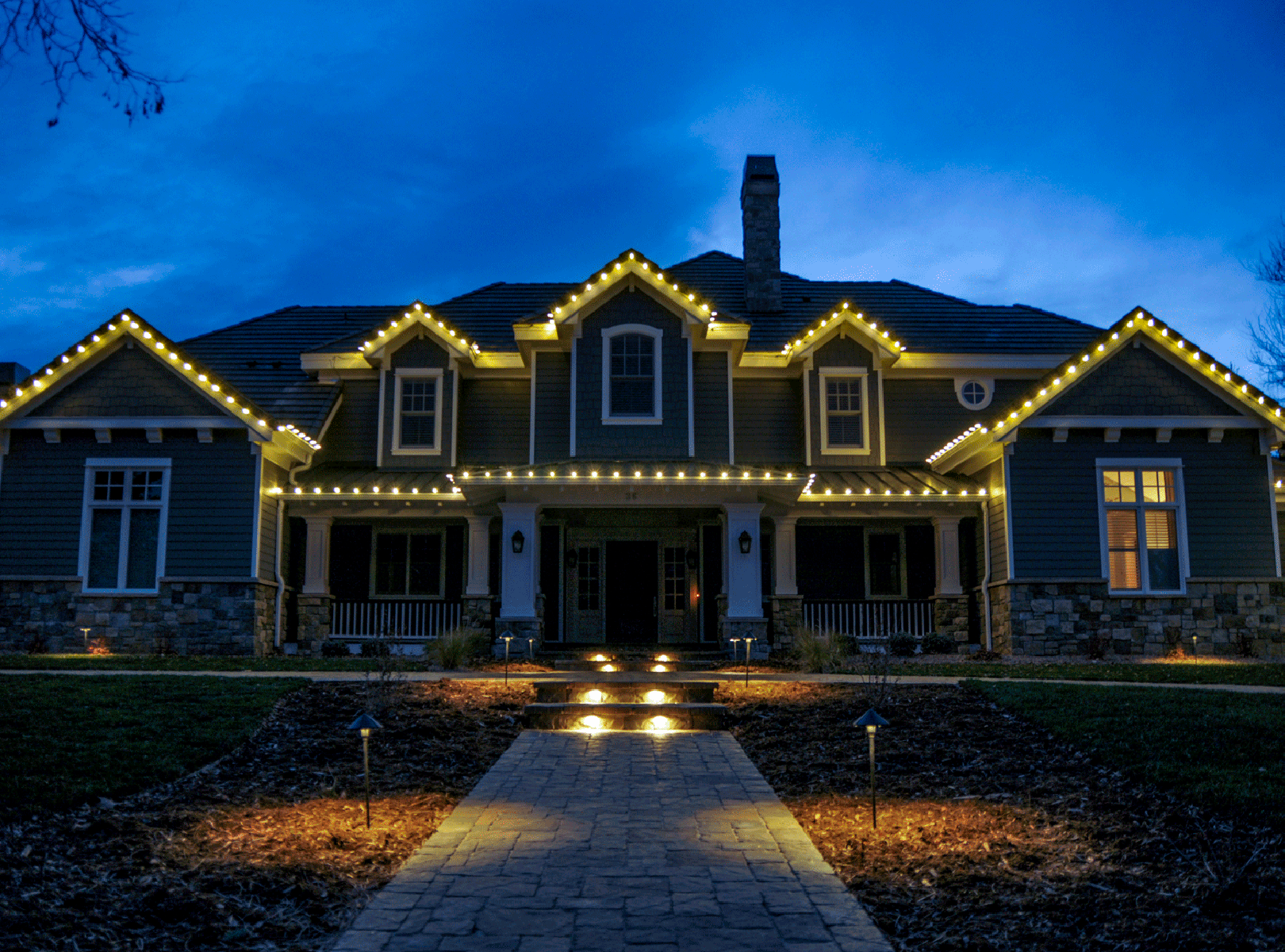 white christmas lights roofline