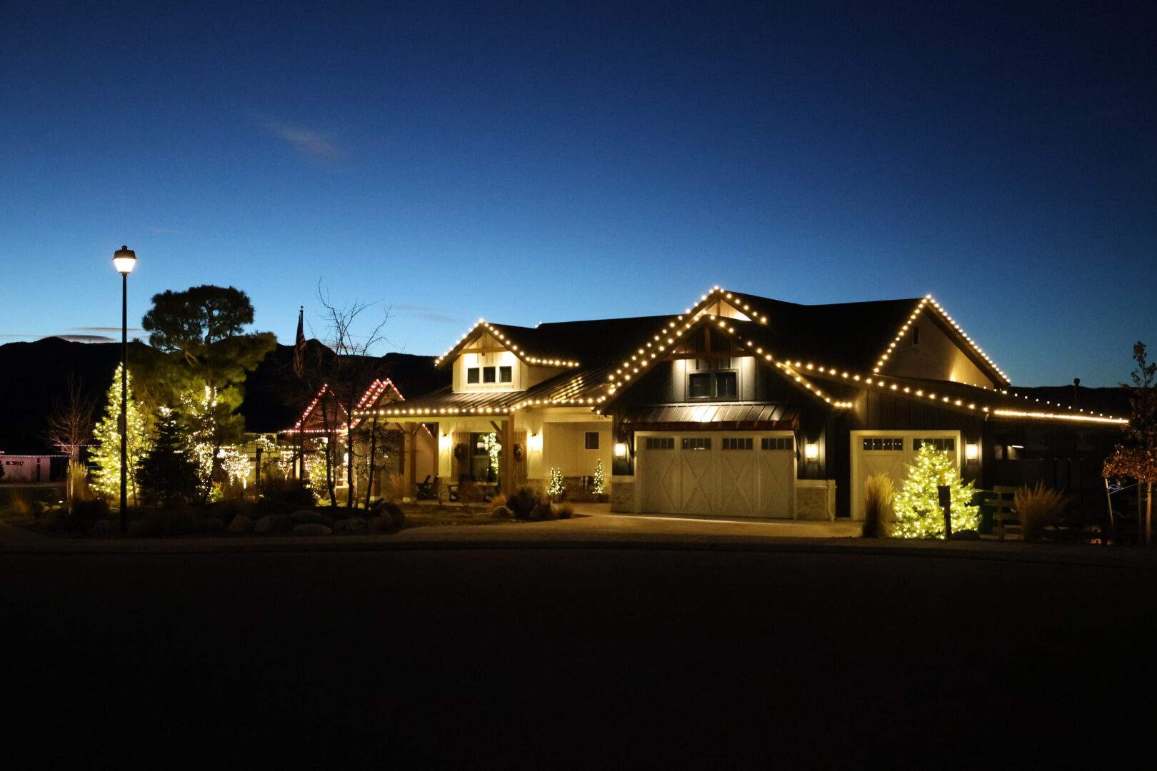 The Hess Residence already stands out with its dramatic elevation changes, layered retaining walls, custom architecture, and panoramic Colorado views. During the holidays, those features create the perfect canvas for a warm and inviting lighting display.